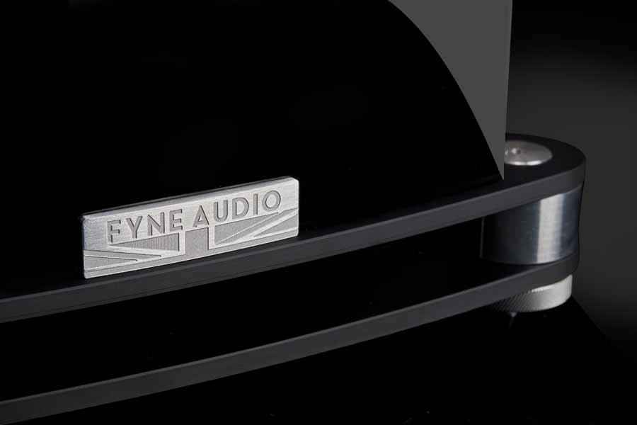 Kolumny Fyne Audio F502SP logo na dole kolumny