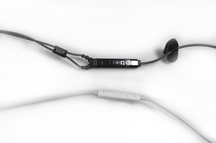 Czy warto wymienić słuchawki do telefonu dołączone przez producenta? – test, recenzja i porównanie MEE Audio M6P i Apple EarPods